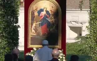 Pope Francis prays before the crowned image of Mary, Undoer of Knots, in the Vatican Gardens, May 31, 2021. Screenshot from Vatican News YouTube channel.